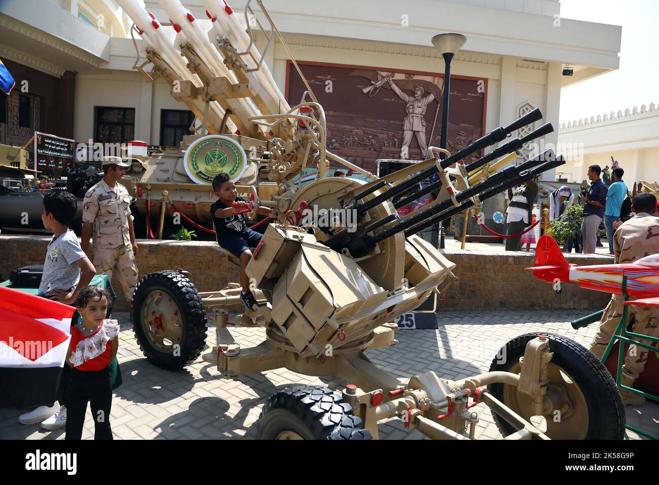 Kairo, Ägypten. 6. Oktober 2022. Am 6. Oktober 2022 besuchen die Menschen das Panoramamuseum des 6.. Oktoberkrieges anlässlich des 49.. Jahrestages des Oktoberkrieges, auch bekannt als der arabisch-israelische Krieg von 1973, in Kairo, Ägypten. Quelle: Ahmed Gomaa/Xinhua/Alamy Live News Stockfoto