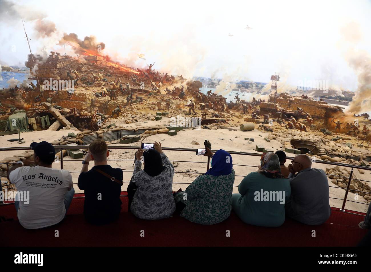 Kairo, Ägypten. 6. Oktober 2022. Am 6. Oktober 2022 besuchen die Menschen das Panoramamuseum des 6.. Oktoberkrieges anlässlich des 49.. Jahrestages des Oktoberkrieges, auch bekannt als der arabisch-israelische Krieg von 1973, in Kairo, Ägypten. Quelle: Ahmed Gomaa/Xinhua/Alamy Live News Stockfoto