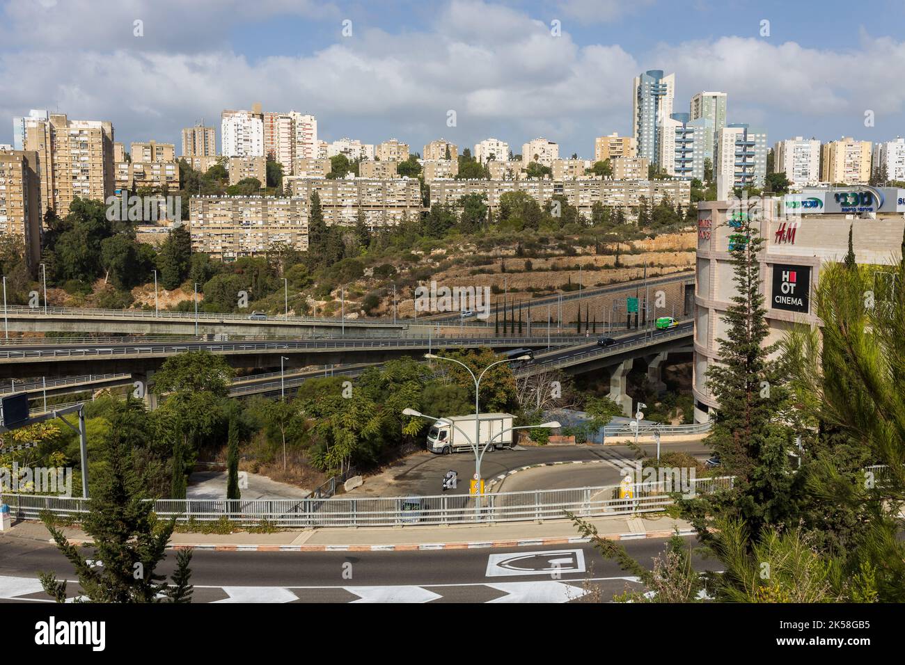 HAIFA, ISRAEL - 29. September 2022: Autobahnkreuz mit Verkehr auf mehreren Ebenen, Luftbild. Stockfoto