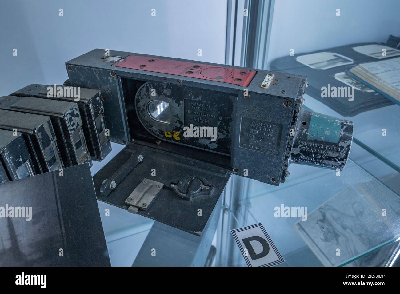 Eine Williamson G45-Pistolenkamera und Ersatzkassetten aus einem Supermarine Spitfire im Spitfire and Hurricane Memorial Museum, Ramsgate, Kent, Großbritannien. Stockfoto