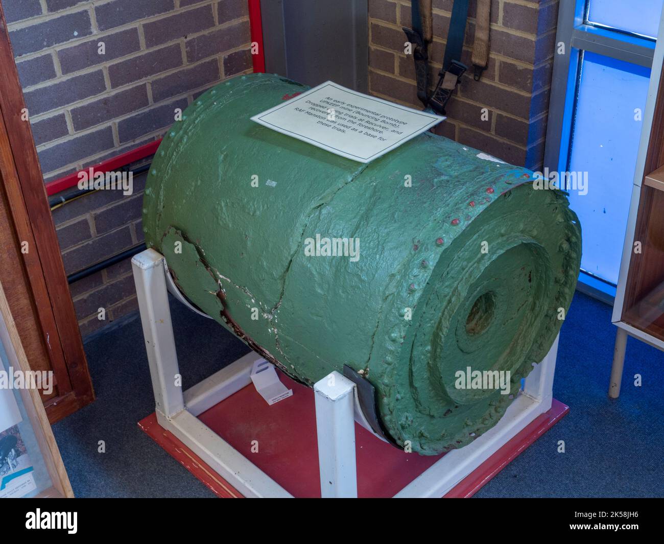 Ein früherer experimenteller Prototyp der MINE ZUR INSTANDHALTUNG (Sprungbombe) im Spitfire and Hurricane Memorial Museum, Ramsgate, Kent, Großbritannien. Stockfoto