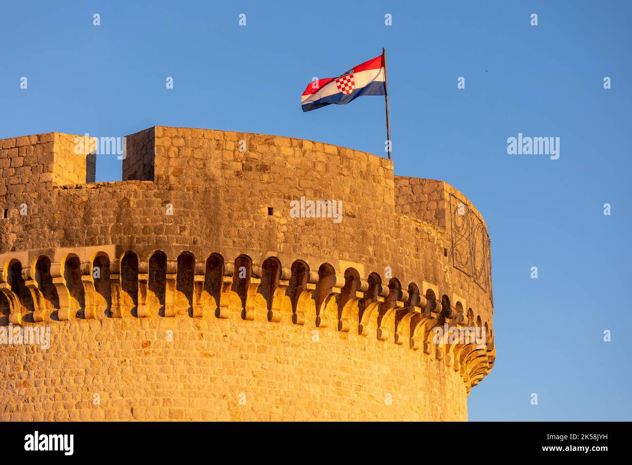 DUBROVNIK, KROATIEN, EUROPA - Kroatische Flagge, die über dem Minceta-Turm in der Stadt Dubrovnik an der Dalmatiner Küste fliegt. Stockfoto