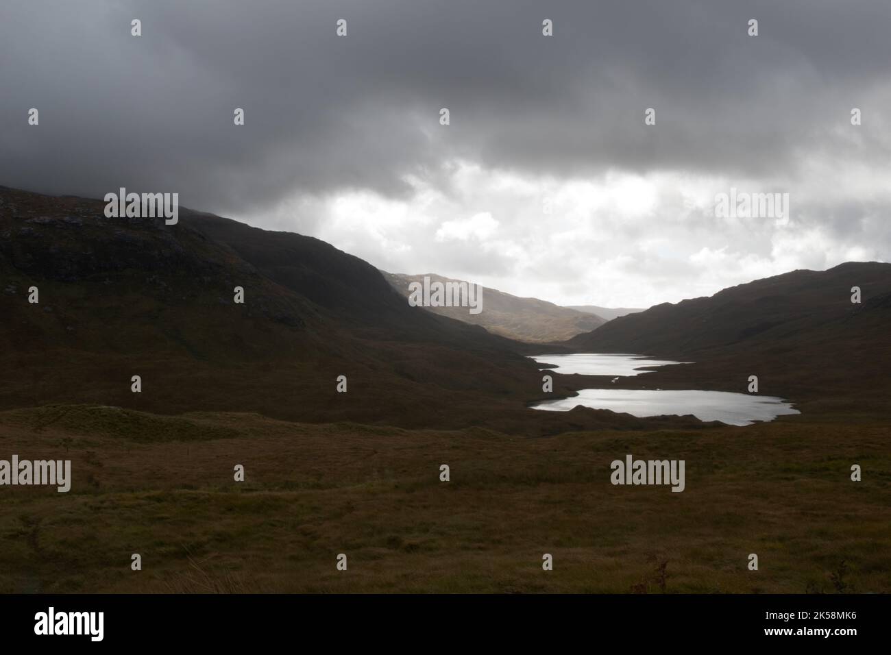 Zwei Lochs neben Glen More, Isle of Mull, Schottland, Großbritannien Stockfoto