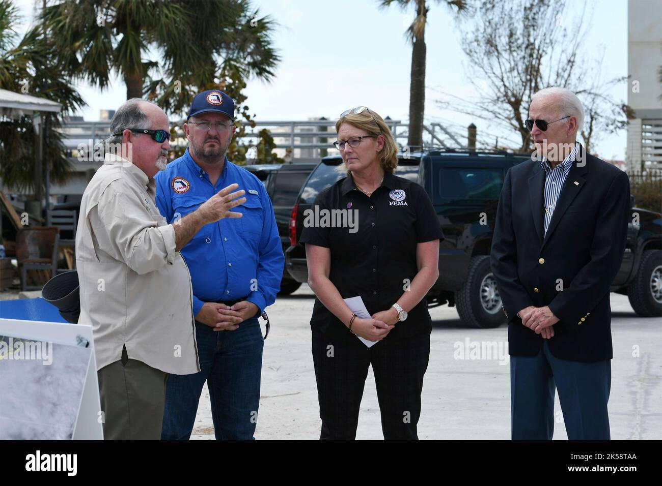 Fort Myers Beach, Usa. 05. Oktober 2022. US-Präsident Joe Biden, rechts, hört dem Bürgermeister von Fort Myers Beach, Ray Murphy, links, zusammen mit der FEMA-Verwaltungsrätin Deanne Criswell, Mitte, und FDEM-Direktor Kevin Guthrie, während eines Besuchs, um die Schäden durch den Rechtsschaden am 5. Oktober 2022 in Fort Myers Beach, Florida, zu sehen. Kredit: Jocelyn Augustino/FEMA Foto/Alamy Live Nachrichten Stockfoto