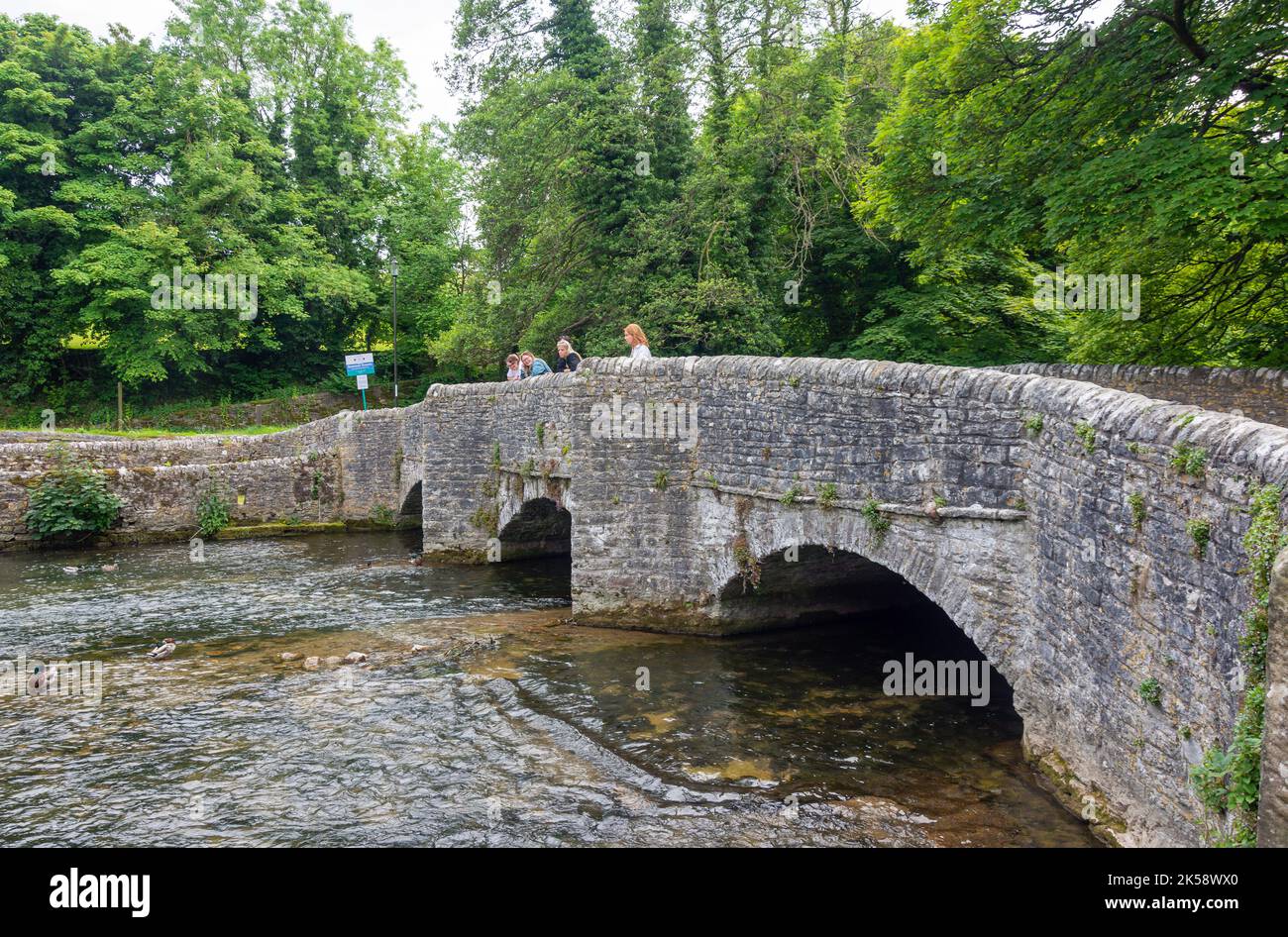 17. Century The Sheepwash Bridge, Ashford in the Water, Derbyshire, England, Vereinigtes Königreich Stockfoto