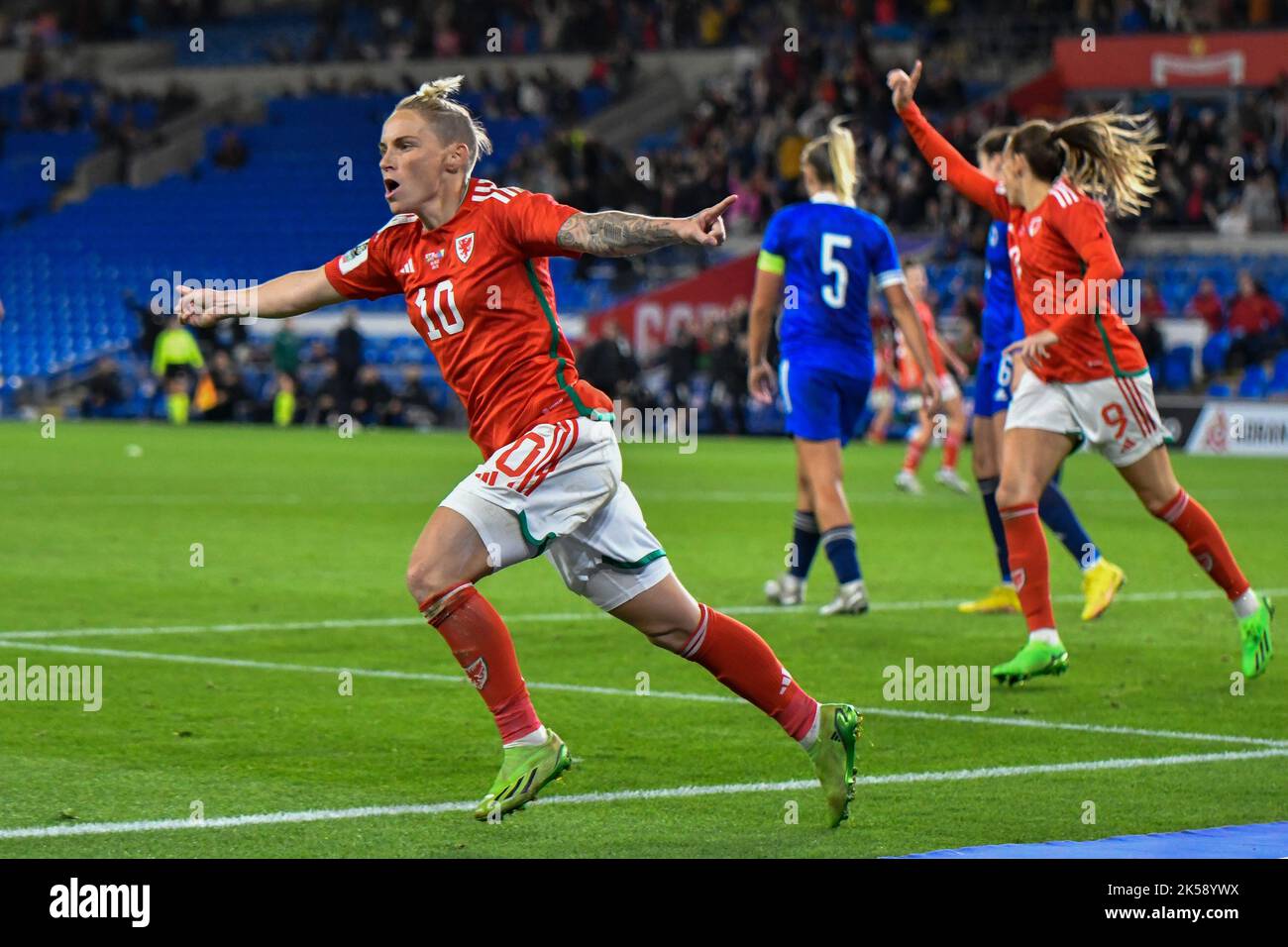 Cardiff, Wales. 6. Oktober 2022. Jess Fishlock aus Wales feiert das Tor, das während des FIFA Frauen-WM-Play-Off-Spiels zwischen Wales und Bosnien und Herzegowina am 6. Oktober 2022 im Cardiff City Stadium in Cardiff, Wales, Großbritannien, nicht zulässig ist. Quelle: Duncan Thomas/Majestic Media. Stockfoto Cardiff, Wales. 6. Oktober 2022. Jess Fishlock aus Wales feiert das Tor, das während des FIFA Frauen-WM-Play-Off-Spiels zwischen Wales und Bosnien und Herzegowina am 6. Oktober 2022 im Cardiff City Stadium in Cardiff, Wales, Großbritannien, nicht zulässig ist. Quelle: Duncan Thomas/Majestic Media. Stockfoto