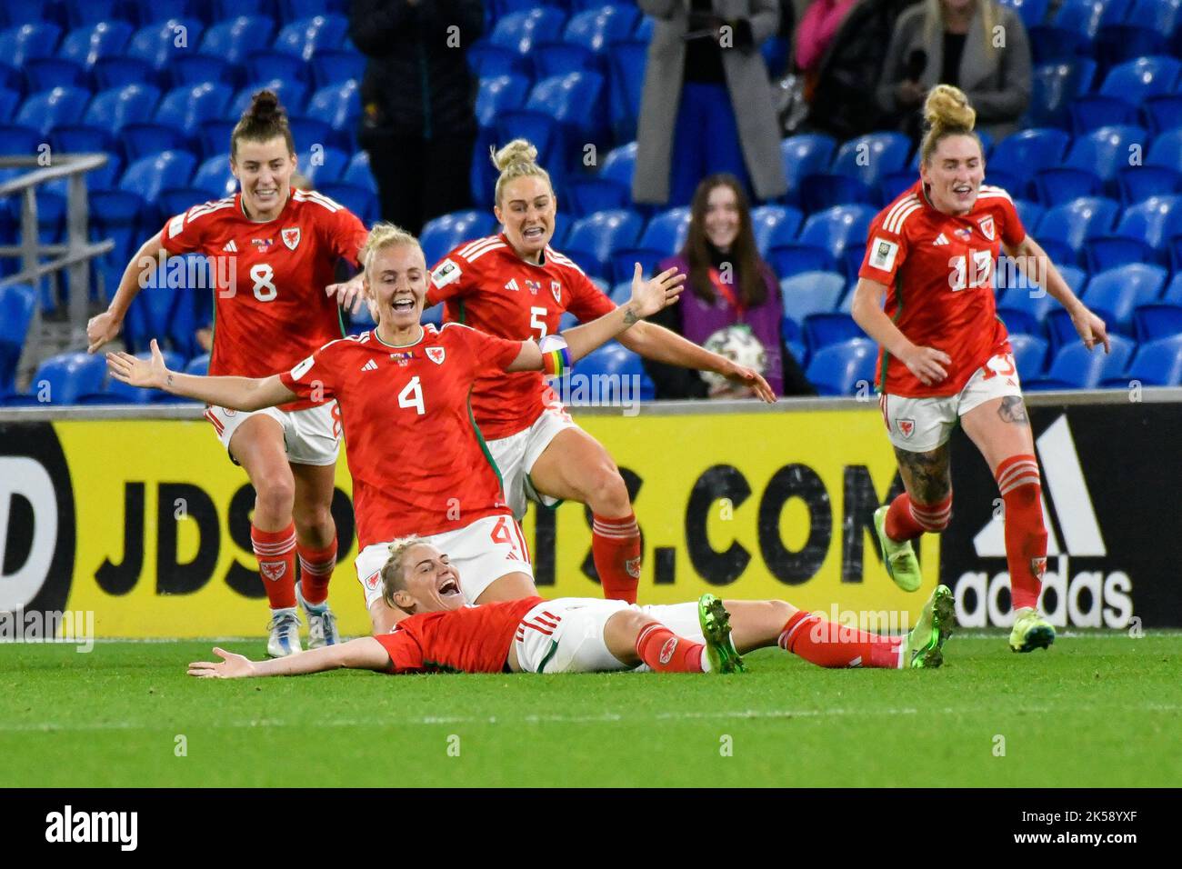 Cardiff, Wales. 6. Oktober 2022. Jess Fishlock aus Wales feiert am 6. Oktober 2022 im Cardiff City Stadium in Cardiff, Wales, Großbritannien, das Eröffnungstreffer mit ihren Teamkollegen beim Play-Off-Spiel der FIFA Frauen zwischen Wales und Bosnien und Herzegowina. Quelle: Duncan Thomas/Majestic Media. Stockfoto Cardiff, Wales. 6. Oktober 2022. Jess Fishlock aus Wales feiert am 6. Oktober 2022 im Cardiff City Stadium in Cardiff, Wales, Großbritannien, das Eröffnungstreffer mit ihren Teamkollegen beim Play-Off-Spiel der FIFA Frauen zwischen Wales und Bosnien und Herzegowina. Quelle: Duncan Thomas/Majestic Media. Stockfoto