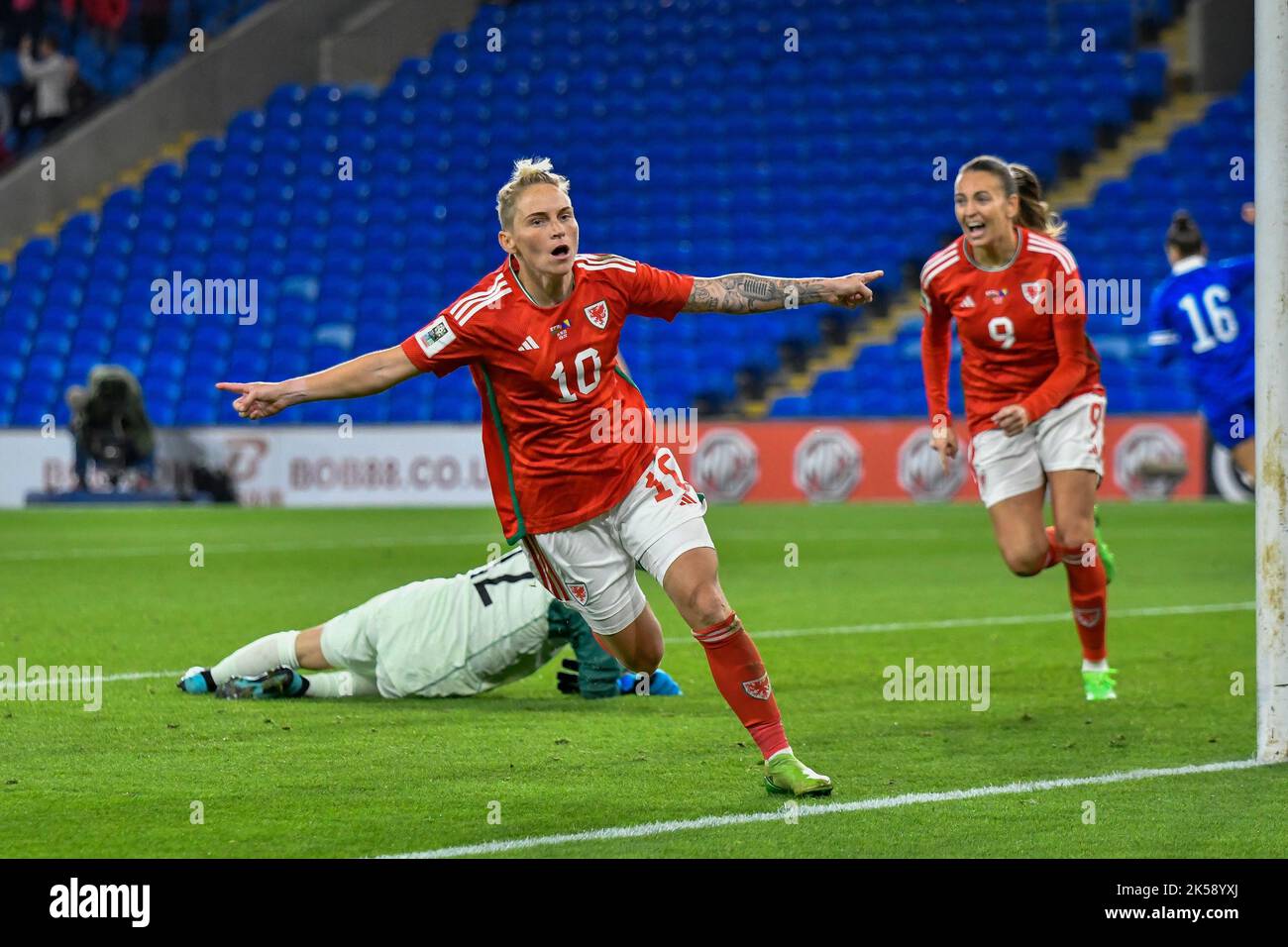 Cardiff, Wales. 6. Oktober 2022. Jess Fishlock aus Wales feiert das Tor, das während des FIFA Frauen-WM-Play-Off-Spiels zwischen Wales und Bosnien und Herzegowina am 6. Oktober 2022 im Cardiff City Stadium in Cardiff, Wales, Großbritannien, nicht zulässig ist. Quelle: Duncan Thomas/Majestic Media. Stockfoto Cardiff, Wales. 6. Oktober 2022. Jess Fishlock aus Wales feiert das Tor, das während des FIFA Frauen-WM-Play-Off-Spiels zwischen Wales und Bosnien und Herzegowina am 6. Oktober 2022 im Cardiff City Stadium in Cardiff, Wales, Großbritannien, nicht zulässig ist. Quelle: Duncan Thomas/Majestic Media. Stockfoto