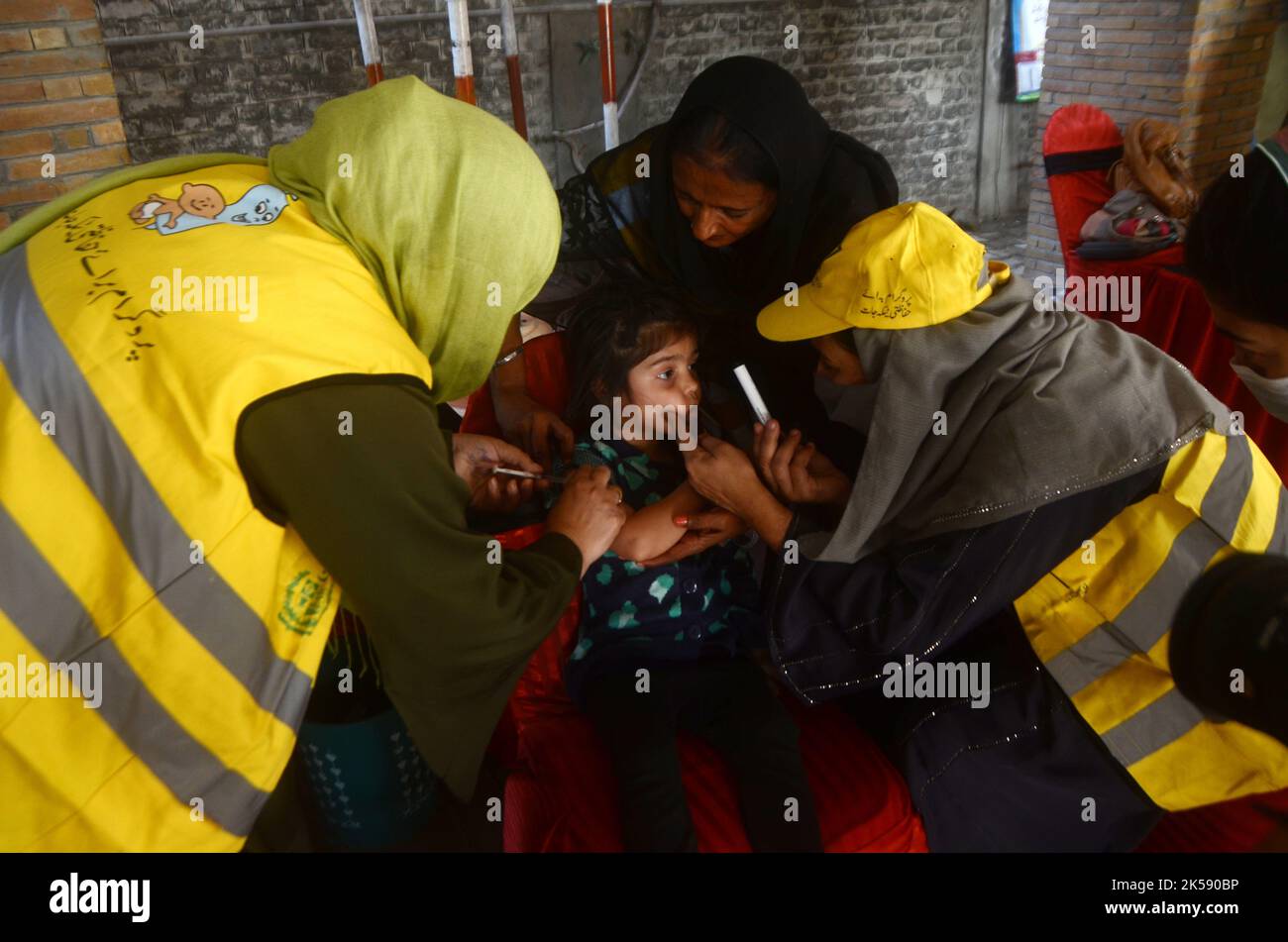 Peshawar, Khyber Pakhtunkhwa, Pakistan. 6. Oktober 2022. Ein Student erhält während einer Impfkampagne in Peshawar, an der Peshawar-Modellschule-Warsak-Straße, einen Typhus-Impfstoff. Nach Angaben des Gesundheitsministeriums werden alle Kinder im Alter zwischen 9 Monaten und 15 Jahren in der ersten Phase der Kampagne geimpft. (Bild: © Hussain Ali/Pacific Press via ZUMA Press Wire) Stockfoto