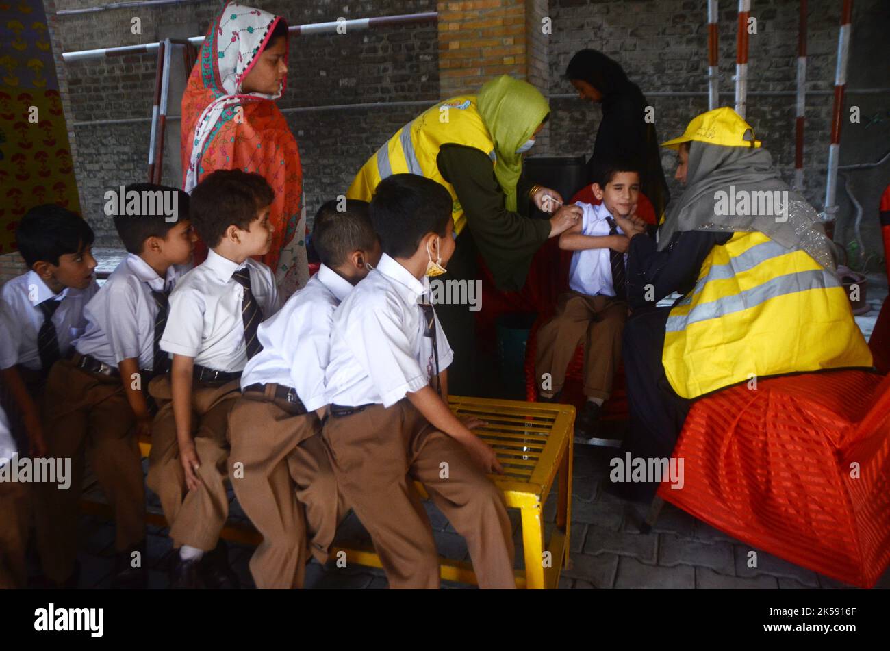 Peshawar, Pakistan. 06. Oktober 2022. Ein Student erhält während einer Impfkampagne in Peshawar, an der Peshawar-Modellschule-Warsak-Straße, einen Typhus-Impfstoff. Nach Angaben des Gesundheitsministeriums werden alle Kinder im Alter zwischen 9 Monaten und 15 Jahren in der ersten Phase der Kampagne geimpft. (Foto: Hussain Ali/Pacific Press) Quelle: Pacific Press Media Production Corp./Alamy Live News Stockfoto