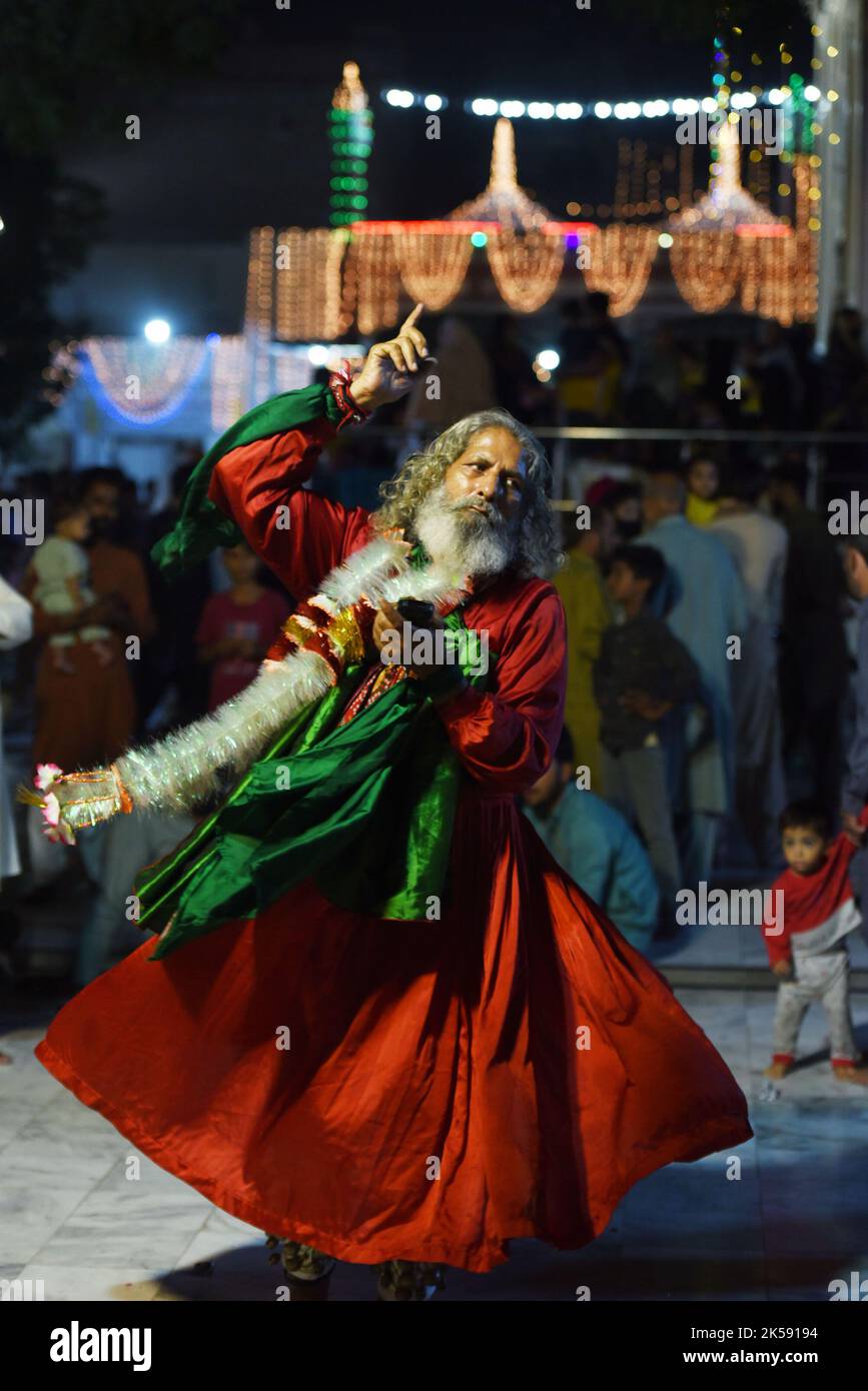 Lahore, Punjab, Pakistan. 5. Oktober 2022. Pakistanische muslimische Anhänger (Malang) nehmen am zweiten Tag am Schrein des berühmten Sufi-Heiligen Hazrat mir Mohammed Muayyinul aus dem 15. Jahrhundert in Lahore an den Feierlichkeiten zum Geburtstag VON URS 399. Teil. Tausende von Menschen im ganzen Land besuchen den Schrein, um ihm während eines dreitägigen Festivals Tribut zu zollen. Der heilige war unter den muslimischen und den Sikh-Religionen gleichermaßen beliebt, als Mian mir im Dezember 1588 nach Amritsar (Indien) ging, um den Grundstein für den heiligsten Ort Sikhs zu legen, den Goldenen Tempel, der allgemein als Sri Harminder Sahib bekannt ist. (Credit Im Stockfoto