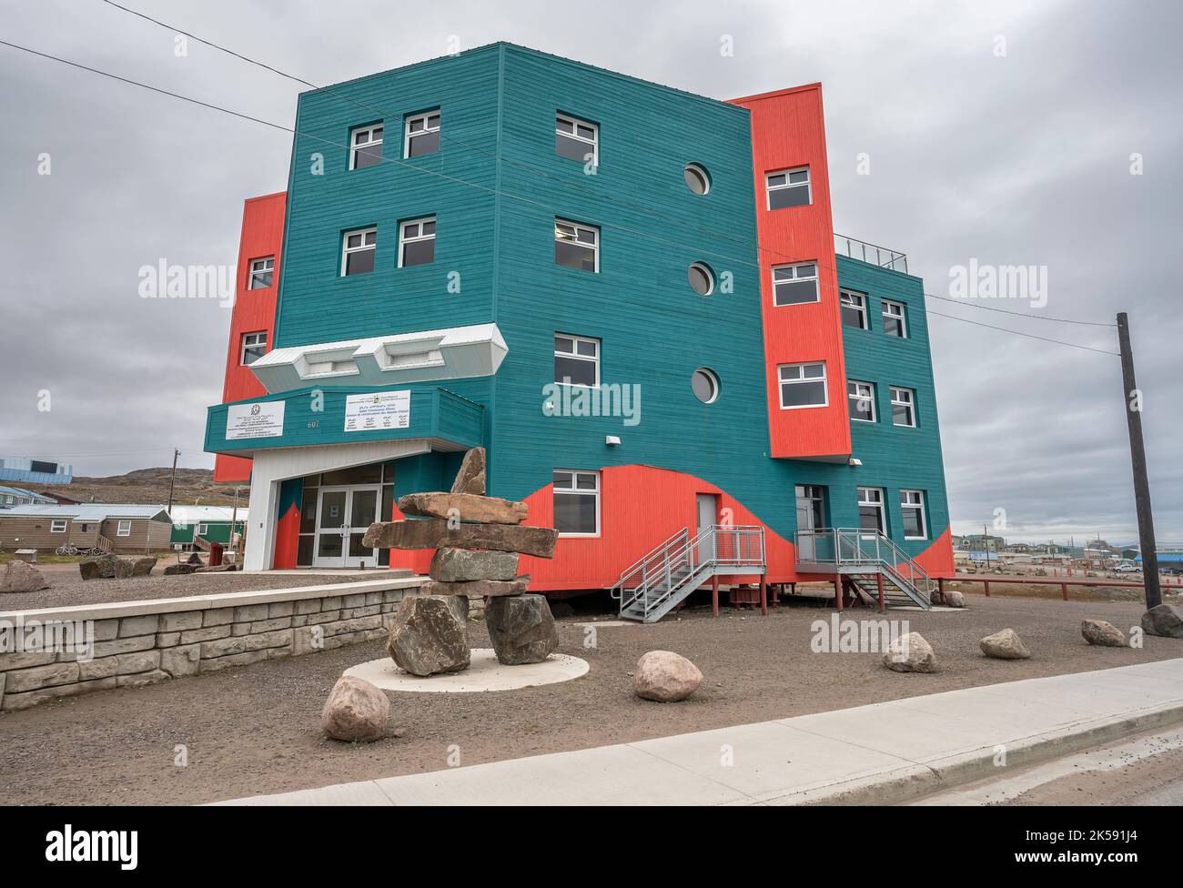 Iqaluit, Nunavut, Kanada – 05. September 2022: Bürogebäude für Mitglieder der Legislative Assembly (MLA) Stockfoto