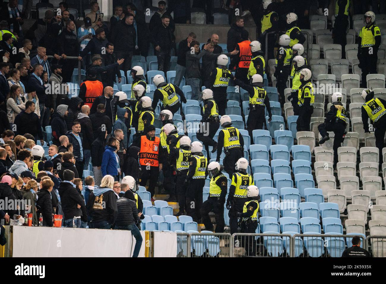 Malmoe, Schweden. 06. Oktober 2022. Im Auswärtsspiel brechen Ausschreitungen mit den Fans der Union Berlin aus, die während des UEFA Europa League-Spiels zwischen Malmo FF und Union Berlin im Eleda Stadion in Malmö zu sehen waren. (Foto: Gonzales Photo/Alamy Live News Stockfoto