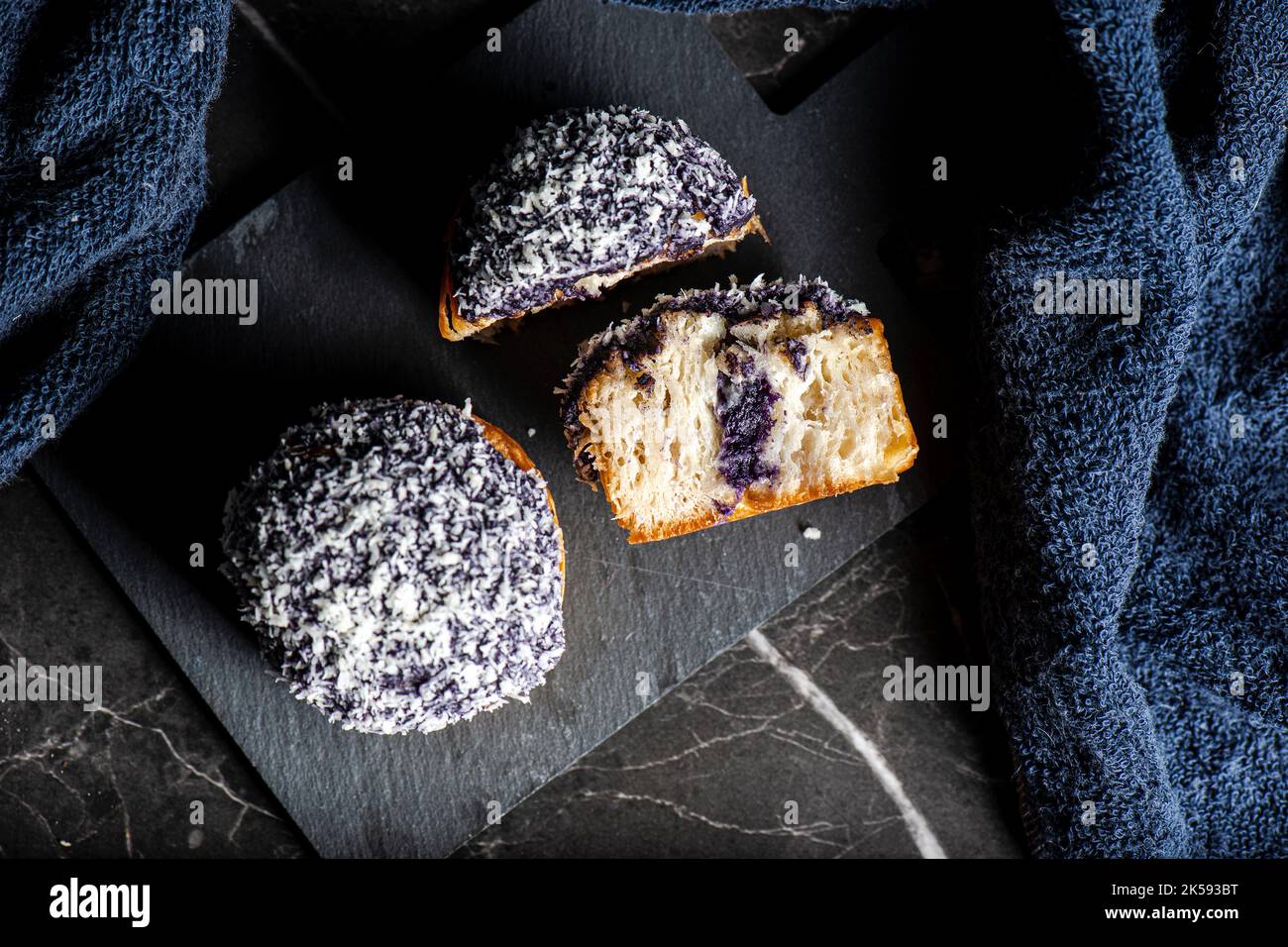 Ein Cruffin ist eine Mischung aus einem Croissant und einem Muffin. Der Teig wird durch Gärung und Backen laminierten Teig in einer Muffin-Form gemacht. Das Cruffin ist dann Fi Stockfoto