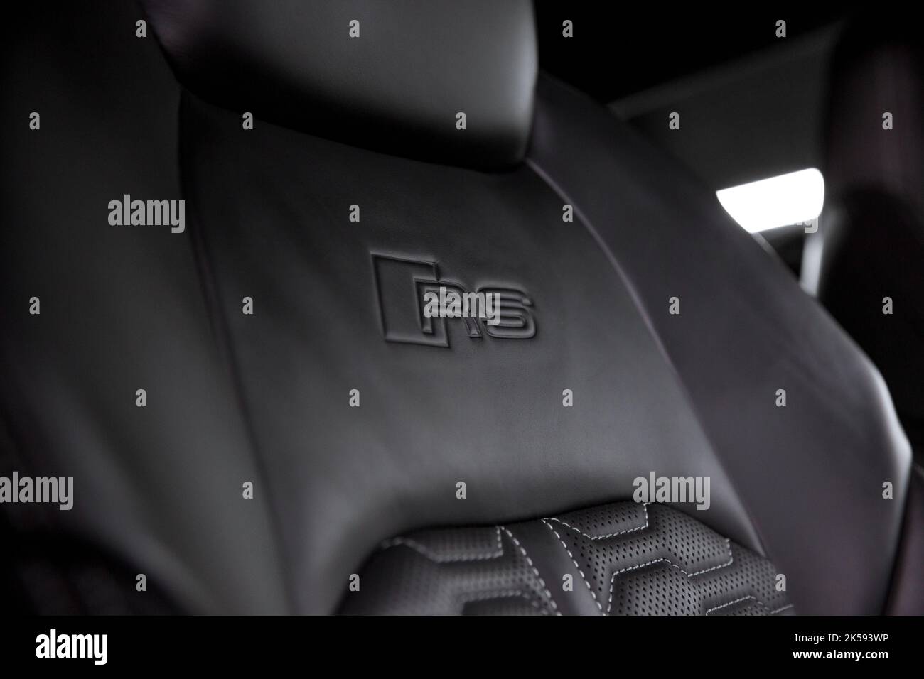 Ein Audi RS6 aus dem Jahr 2021 mit schwarzem Leder-Interieur mit kontrastfarbener weißer Ziernaht und RS-Line-Logo in der Mitte des schwarzen Leather Stockfoto