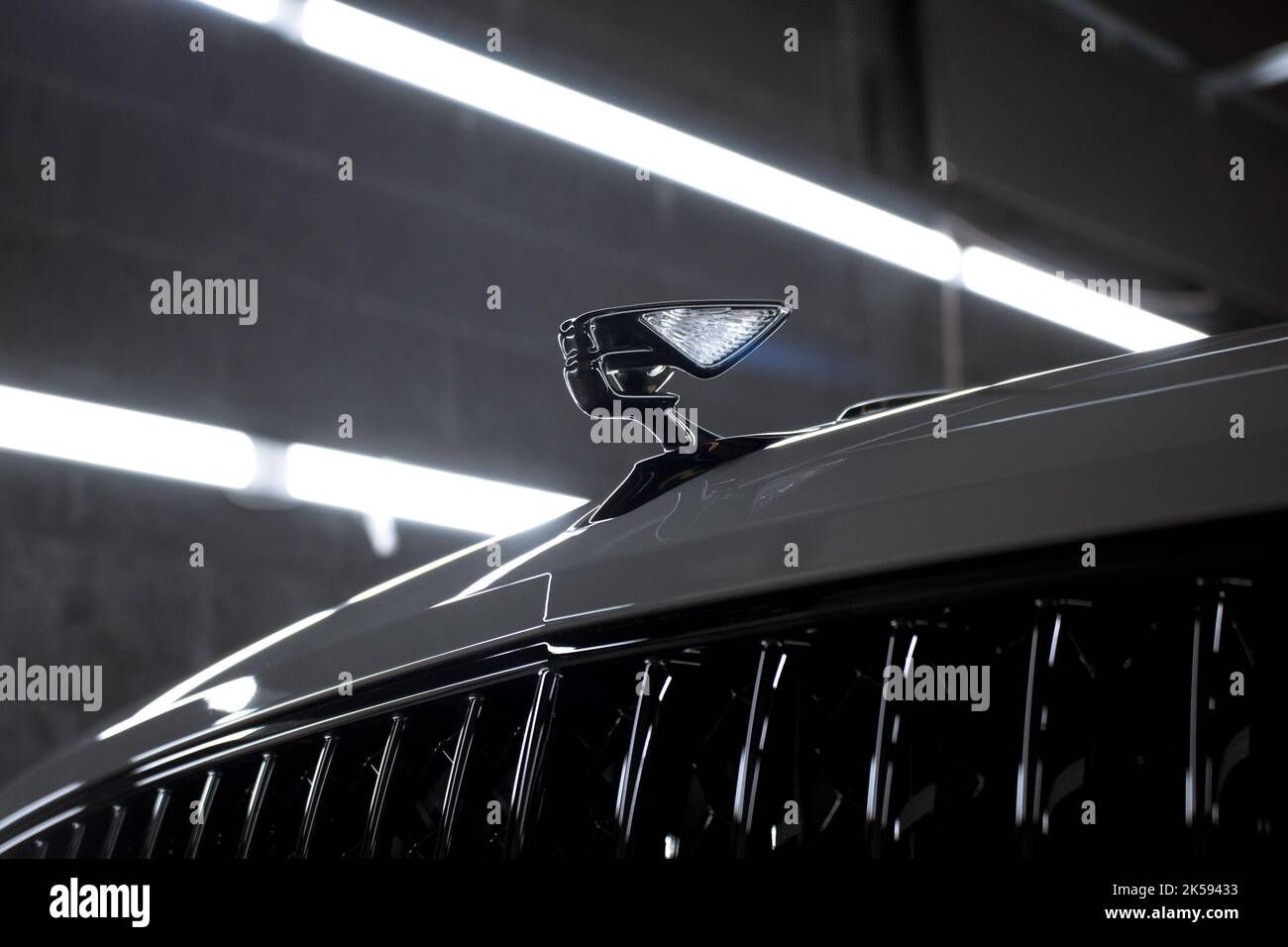 Die Bentley Flying B Flügel auf der Vorderseite Eines schwarzen Bentley Flying Spur-Emblares aus dem Jahr 2022 mit schwarzen Bonnet-Gittern Stockfoto