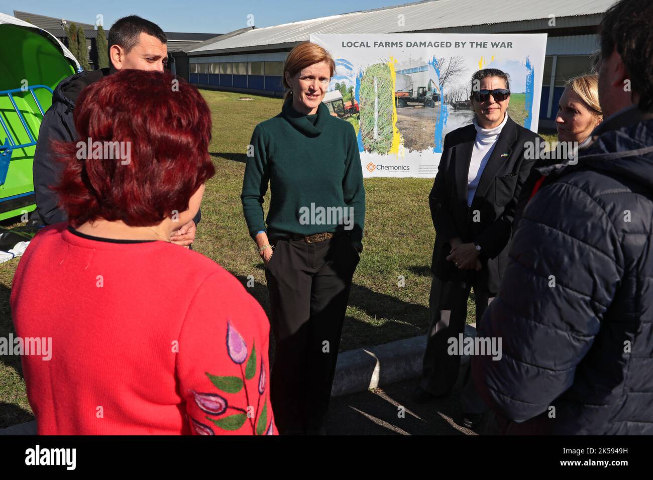 KIEW, 06. OKTOBER 2022 - die US-amerikanische Behörde für internationale Entwicklung (USAID), die Verwaltungsrätin Samantha Power (C), wird während ihres Treffens mit Landwirten auf der Farm Agri Lab im Bezirk Boryspil, Region Kiew, Nord-Zentral-Ukraine, abgebildet. Stockfoto