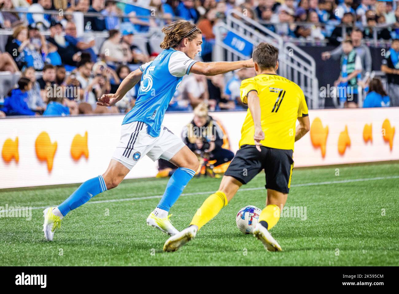 Charlotte, NC, USA. 5. Oktober 2022. Charlotte FC Mittelfeldspieler Benjamin Bender (15) greift in der ersten Hälfte des Major League Soccer-Matches im Bank of America Stadium in Charlotte, NC, gegen den Columbus Crew-Stürmer Pedro Santos (7) an. (Scott KinserCal Sport Media). Kredit: csm/Alamy Live Nachrichten Stockfoto