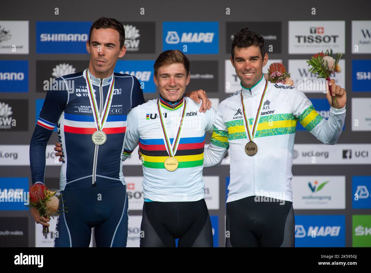 Das Podium des Elite-Straßenrennens für Männer: Remco Evenepoel aus Belgien, erster (C), Christophe Laporte aus Frankreich, zweiter (L), Michael Mathews aus Australien Dritter (R). Stockfoto