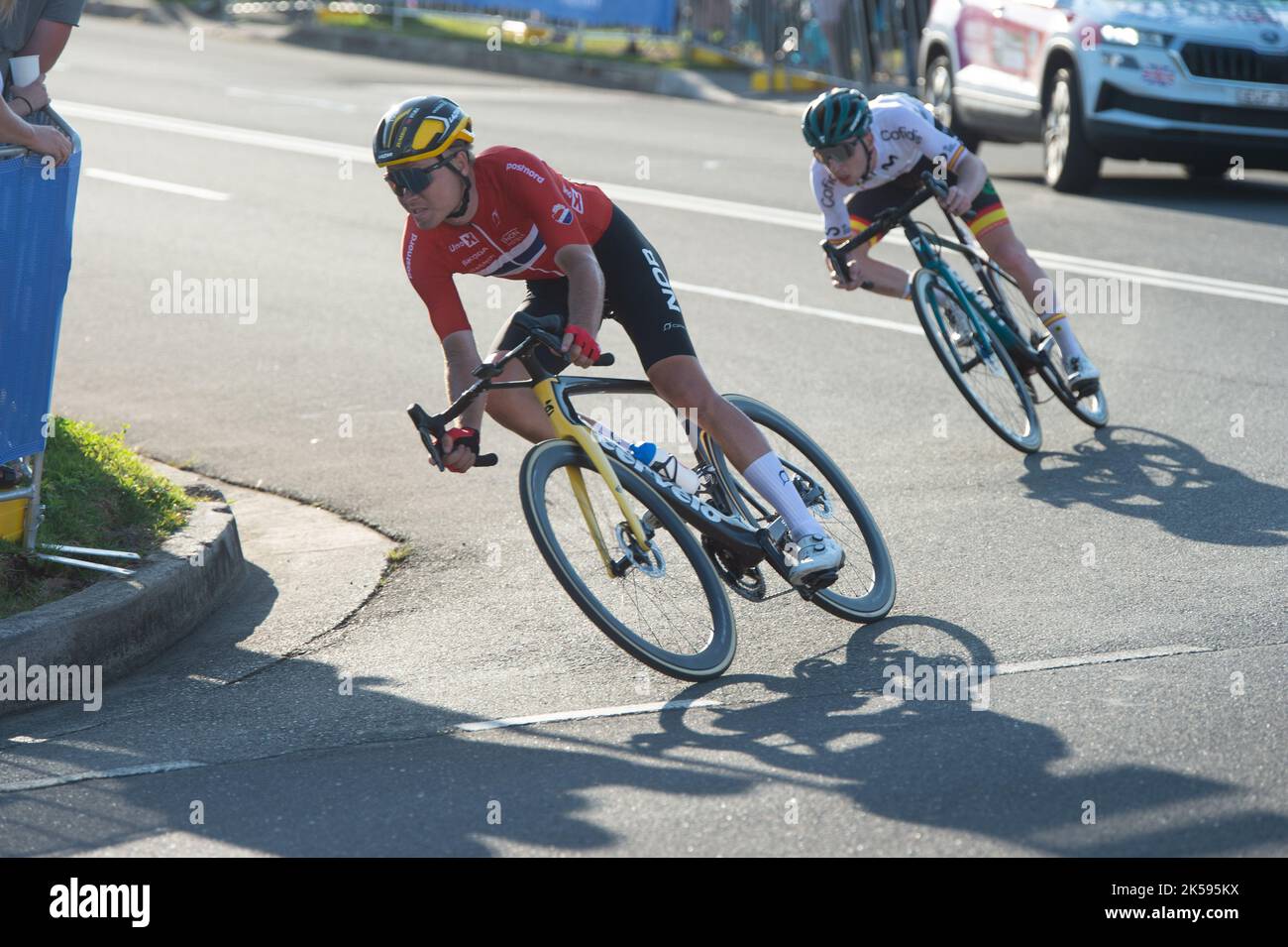 Ein norwegischer Radfahrer lehnt sich beim Elite-Straßenrennen der Männer bei der UCI Track Cycling World Championships 2022 in Wollongong, Australien, in eine Kurve Stockfoto