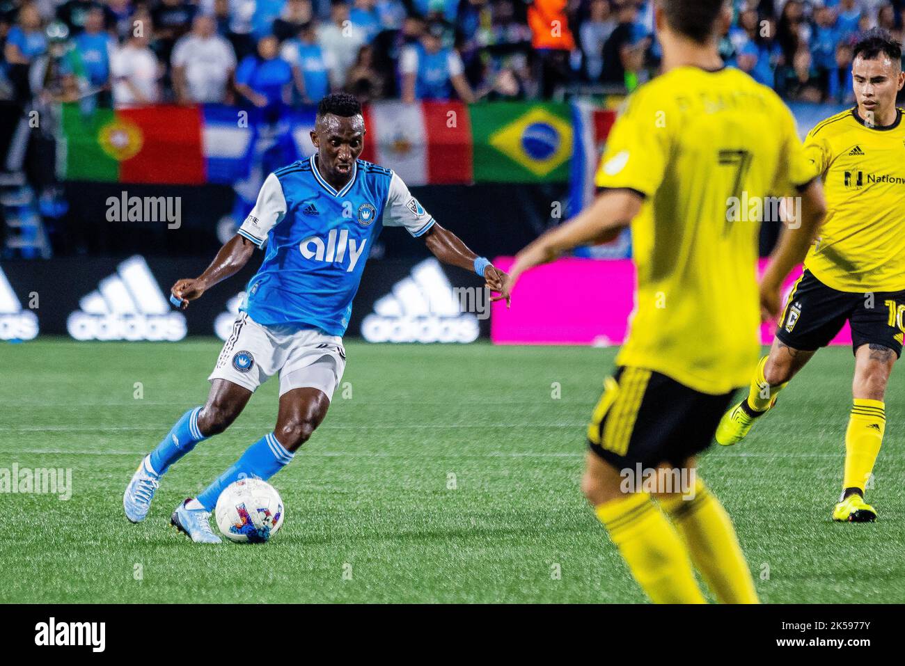 Charlotte, NC, USA. 5. Oktober 2022. Charlotte FC Verteidiger Harrison Afful (25) mit dem Ball in der ersten Hälfte des Major League Soccer-Matches im Bank of America Stadium in Charlotte, NC. (Scott KinserCal Sport Media). Kredit: csm/Alamy Live Nachrichten Stockfoto