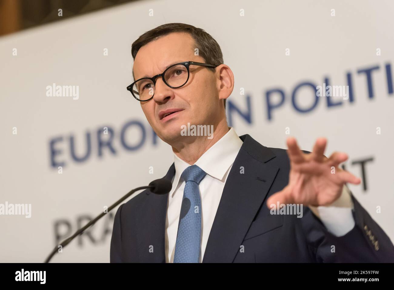 Prag, Tschechische Republik. 06. Oktober 2022. Polens Premierminister Mateusz Morawiecki spricht nach dem Gipfel der Europäischen Politischen Gemeinschaft in Prag bei einer Pressekonferenz mit den Medien. Es handelt sich um das erste Treffen einer breiteren Gruppe von Mitgliedstaaten der Europäischen Union und anderen europäischen Ländern auf dem gesamten Kontinent. Kredit: SOPA Images Limited/Alamy Live Nachrichten Stockfoto