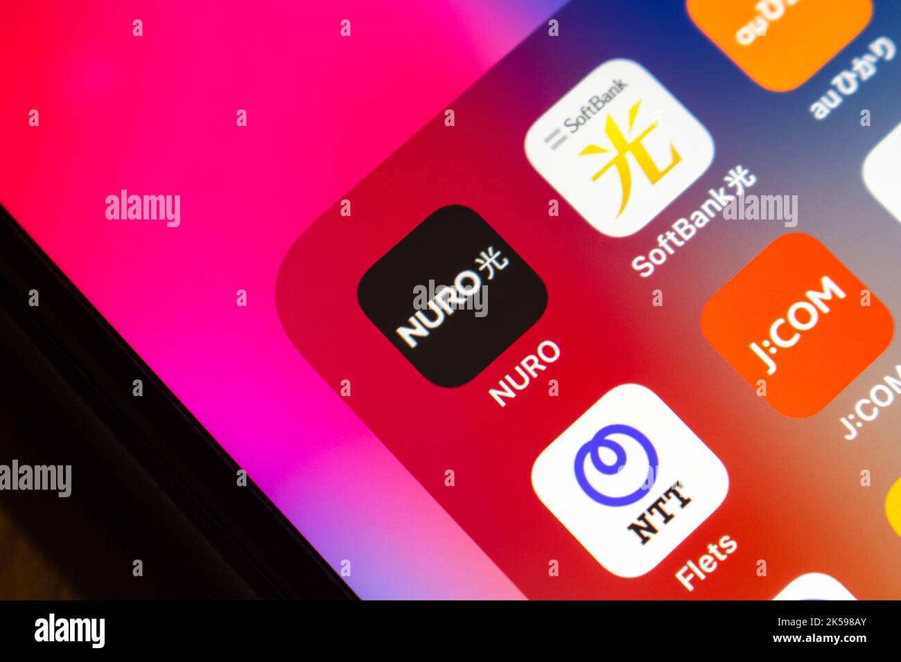 Japanischer Glasfaser-ISP Nuro Hikari und andere ISP-Symbole (SoftBank Hikari, au Hikari, NTT Flets, J:COM, Docomo Hikari, Biglobe und Rakuten) auf dem iPhone Stockfoto Japanischer Glasfaser-ISP Nuro Hikari und andere ISP-Symbole (SoftBank Hikari, au Hikari, NTT Flets, J:COM, Docomo Hikari, Biglobe und Rakuten) auf dem iPhone Stockfoto