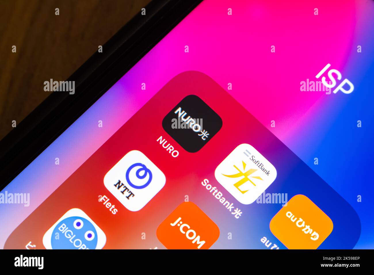 Japanischer Glasfaser-ISP Nuro Hikari und andere ISP-Symbole (SoftBank Hikari, au Hikari, NTT Flets, J:COM, Docomo Hikari, Biglobe und Rakuten) auf dem iPhone Stockfoto Japanischer Glasfaser-ISP Nuro Hikari und andere ISP-Symbole (SoftBank Hikari, au Hikari, NTT Flets, J:COM, Docomo Hikari, Biglobe und Rakuten) auf dem iPhone Stockfoto