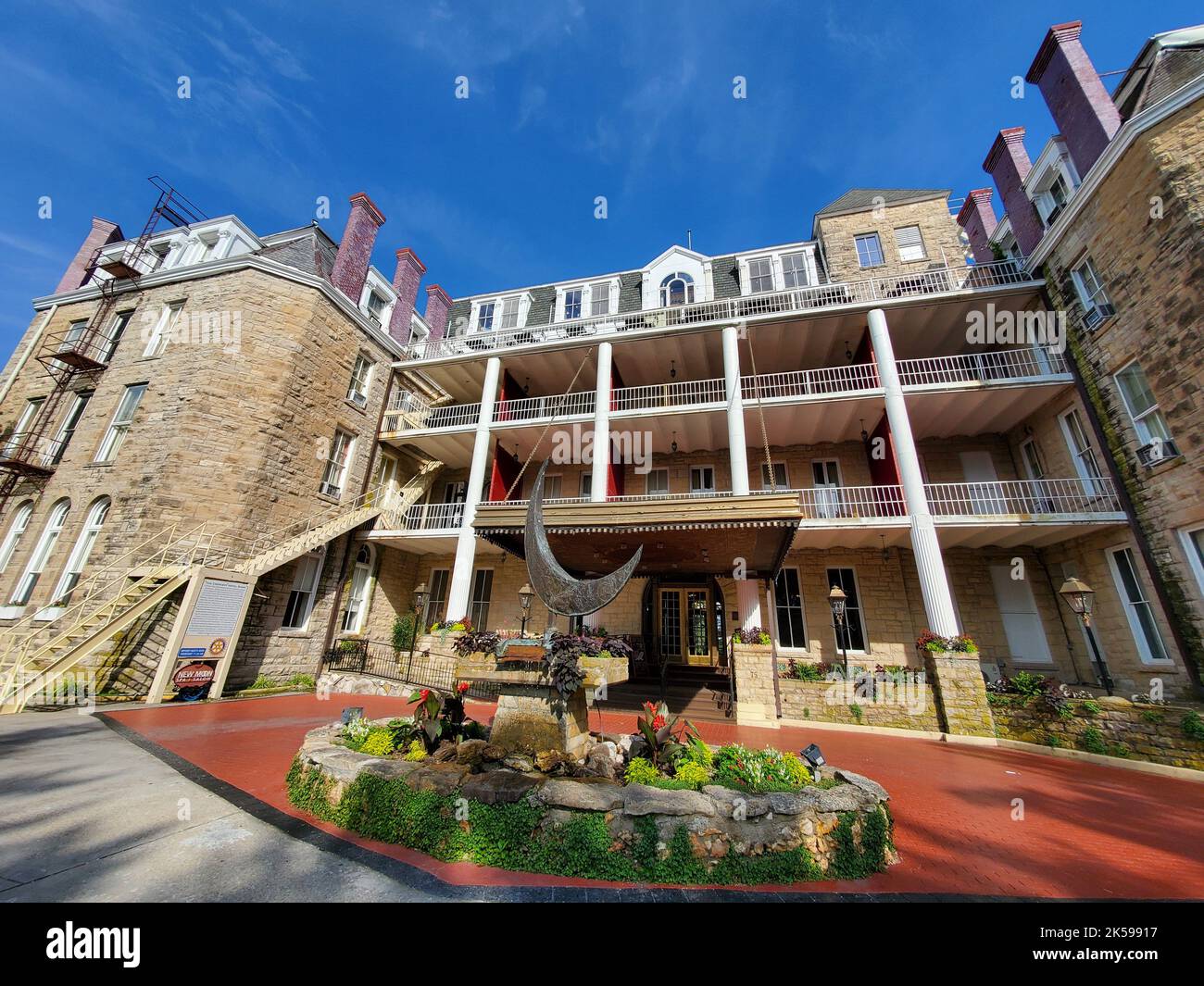 Eureka Springs, Arkansas, USA - 23. Juni 2022 - die Fassade des historischen Crescent Hotels, das 1886 erbaut wurde Stockfoto