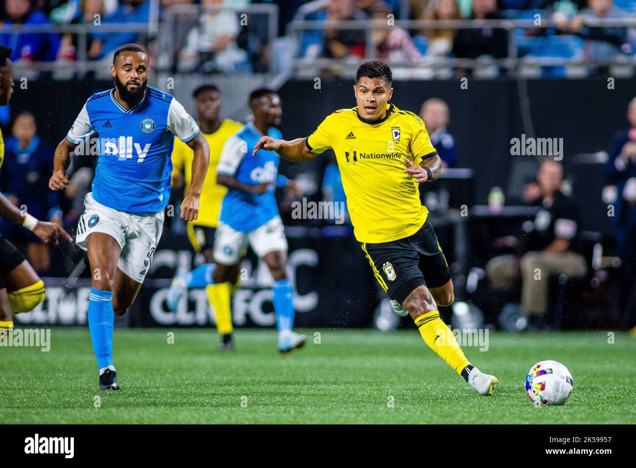 Charlotte, NC, USA. 5. Oktober 2022. Charlotte FC Verteidiger Anton Walkes (5) jagt Columbus Crew Forward Cucho (9) während der zweiten Hälfte des Major League Soccer-Matches im Bank of America Stadium in Charlotte, NC. (Scott KinserCal Sport Media). Kredit: csm/Alamy Live Nachrichten Stockfoto