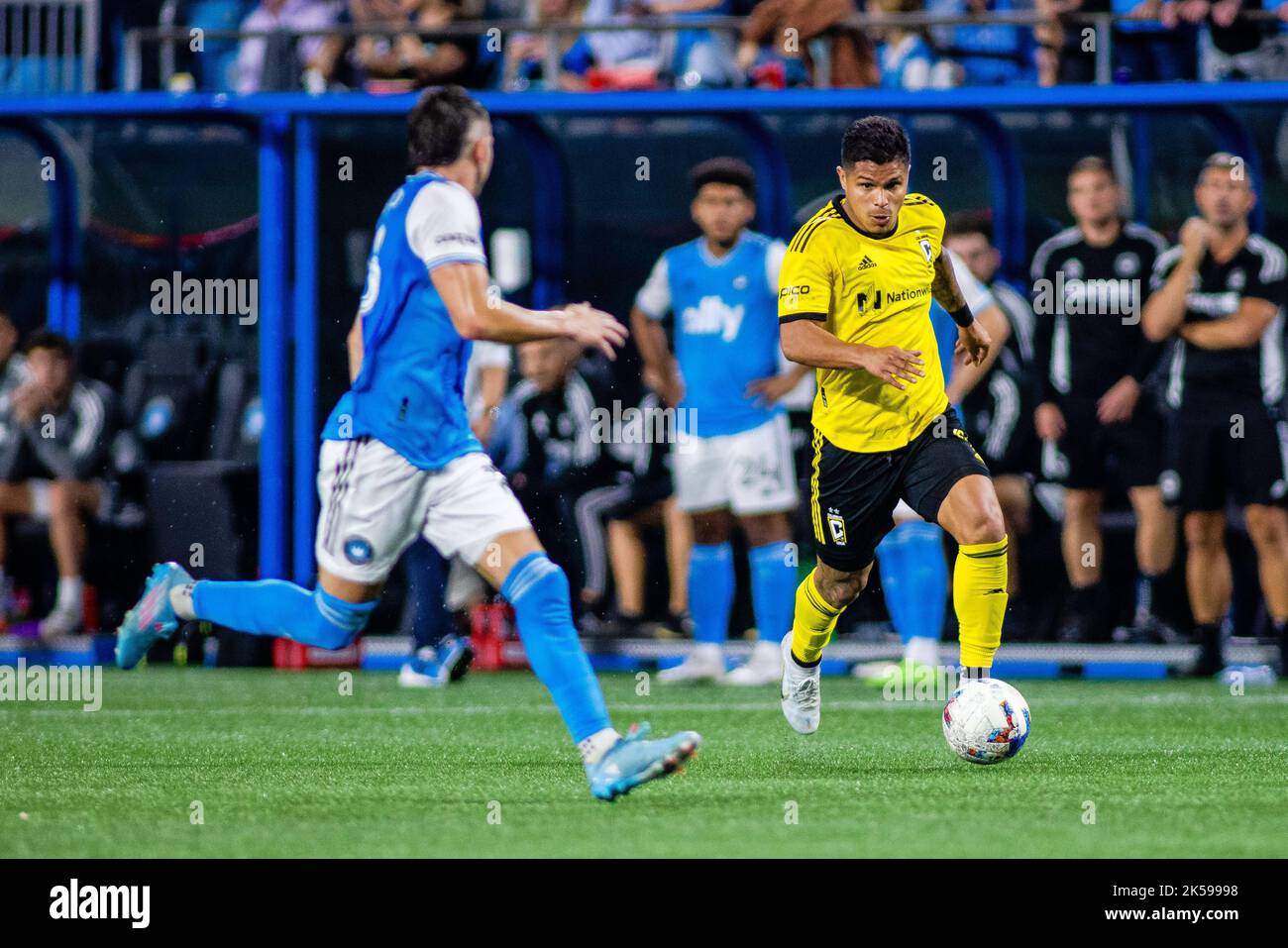 Charlotte, NC, USA. 5. Oktober 2022. Columbus Crew Forward Cucho (9) mit dem Ball gegen Charlotte FC Mittelfeldspieler Brandt Bronico (13) während der zweiten Hälfte des Major League Soccer-Spiels im Bank of America Stadium in Charlotte, NC. (Scott KinserCal Sport Media). Kredit: csm/Alamy Live Nachrichten Stockfoto