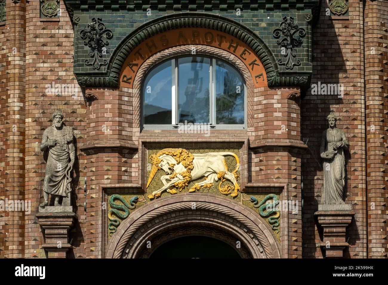 31.05.2022, Deutschland, Niedersachsen, Hannover - Eingangsportal, prachtvolles Altbau, u.a. ehemaliger Sitz der Rath-Apotheke, erbaut von Paul Stockfoto