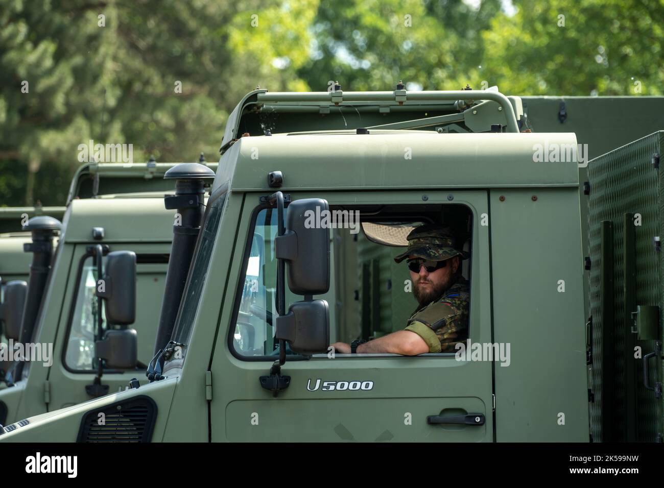 25.06.2022, Deutschland, NRW, Nordrhein-Westfalen, Warendorf - Bundeswehrsoldat in einem Unimog U 5000 am Tag der Streitkräfte. 00A220625D267CAROEX.JPG [MODUS Stockfoto
