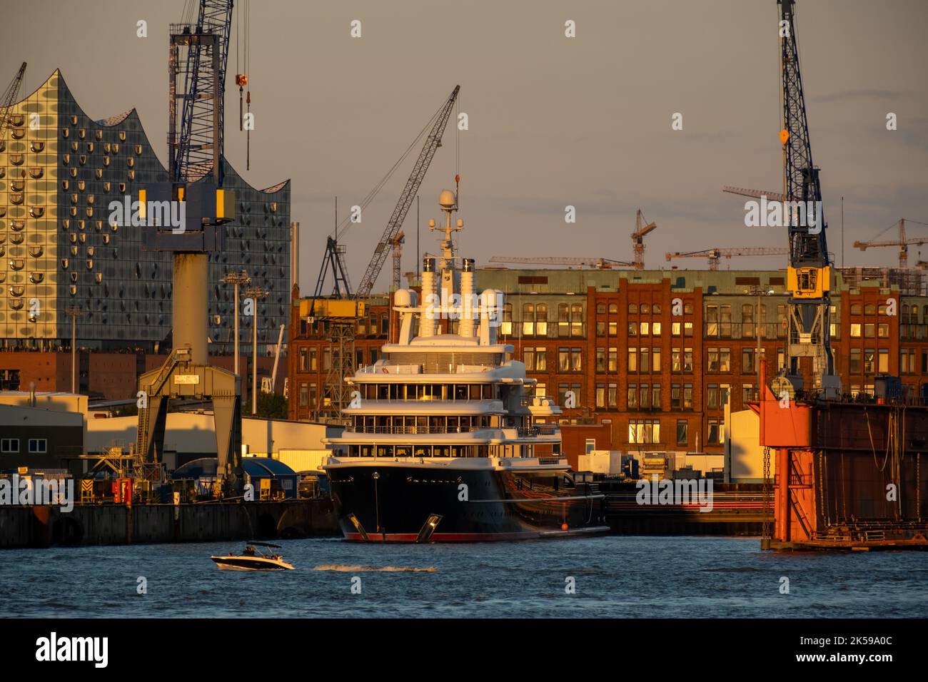 31.08.2022, Deutschland, Hamburg, Hamburg - die vertäute Luxusyacht LUNA des russischen Oligarchen Farkhad Akhmedov im Hafen von Blohm + Voss. 00A Stockfoto