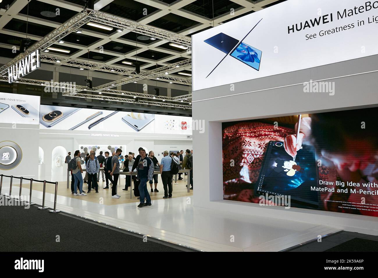 02.09.2022, Deutschland, Berlin, Berlin - Messestand des chinesischen Unternehmens Huawei auf der IFA 2022. 00R220902D067CAROEX.JPG [MODELLVERSION: NEIN, EIGENTUM Stockfoto