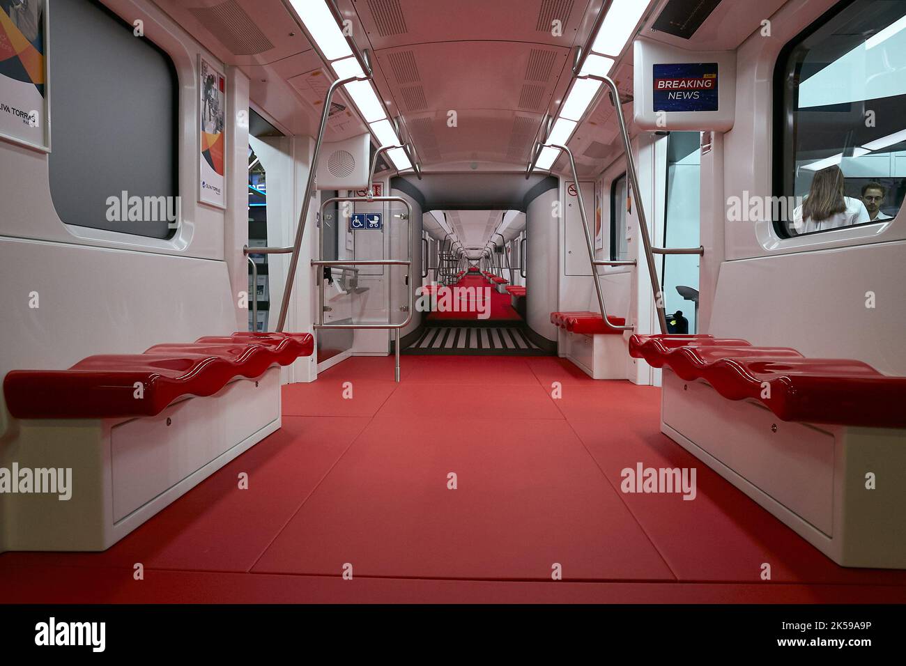 22.09.2022, Deutschland, Berlin, Berlin - der Stand der spanischen Firma Oliva Torras zeigt auf der Innotrans das Modell für den Innenraum eines Pendlerzuges Stockfoto