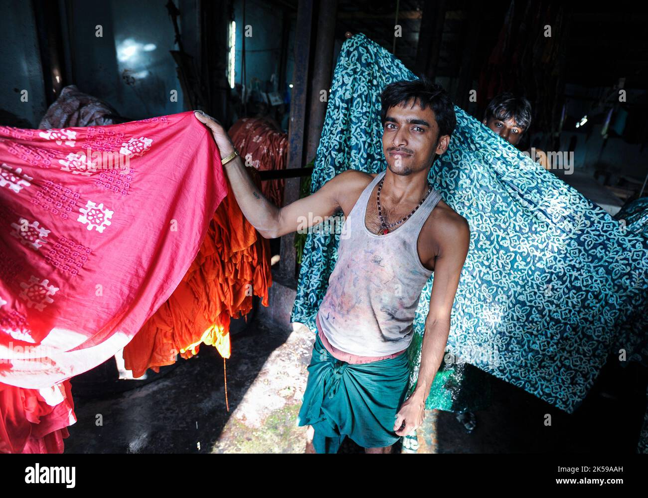 11.12.2011, Indien, Maharashtra, Mumbai - Porträt eines Arbeiters in einer Werkstatt und Stofffabrik im Slum Dharavi in Mumbai. Das Viertel Dharavi befindet sich Stockfoto