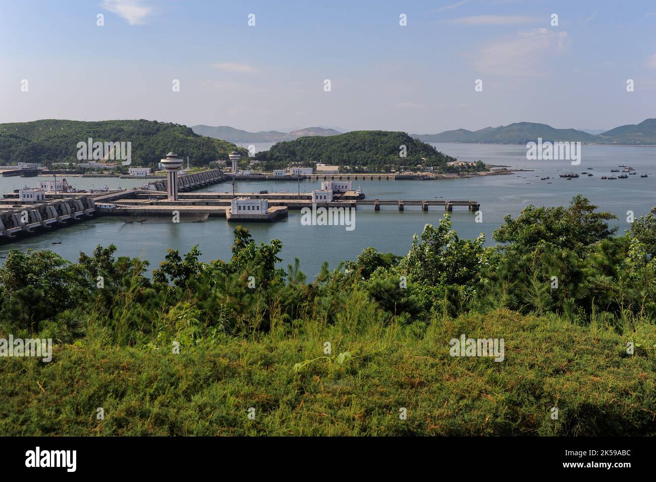 14.08.2012, Nordkorea, Pyeongannam-do, Nampo - erhöhte Ansicht des Westseeschroffs, der das Wasser zwischen dem Taedong-Fluss und dem Gelben Meer dämpft. Stockfoto