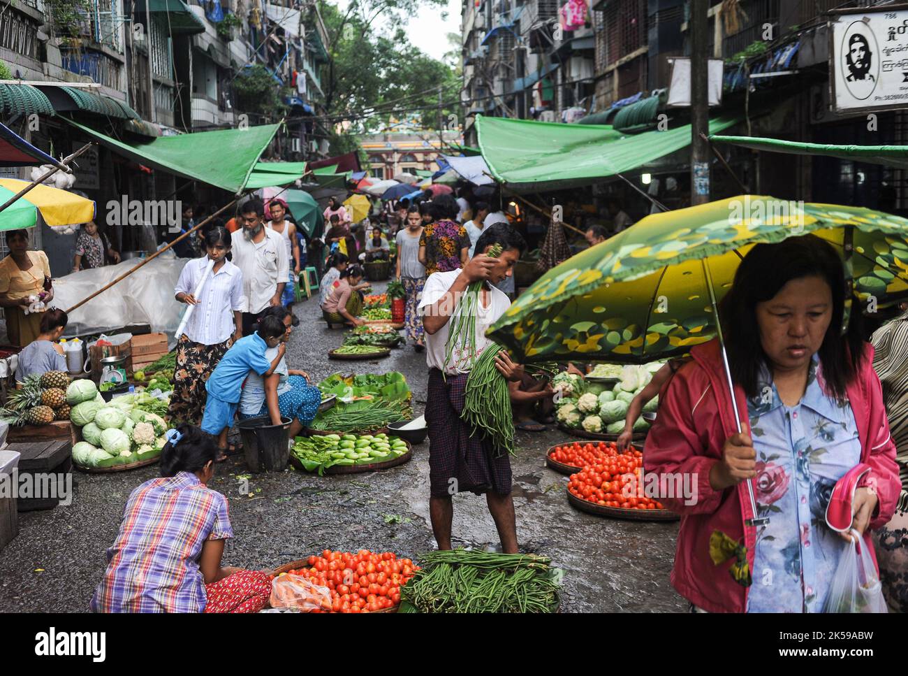 28.07.2013, Myanmar, Yangon - die Marktszene zeigt Menschen, die während der Regenzeit auf einem Straßenmarkt im Stadtzentrum frisches Gemüse und Lebensmittel kaufen Stockfoto