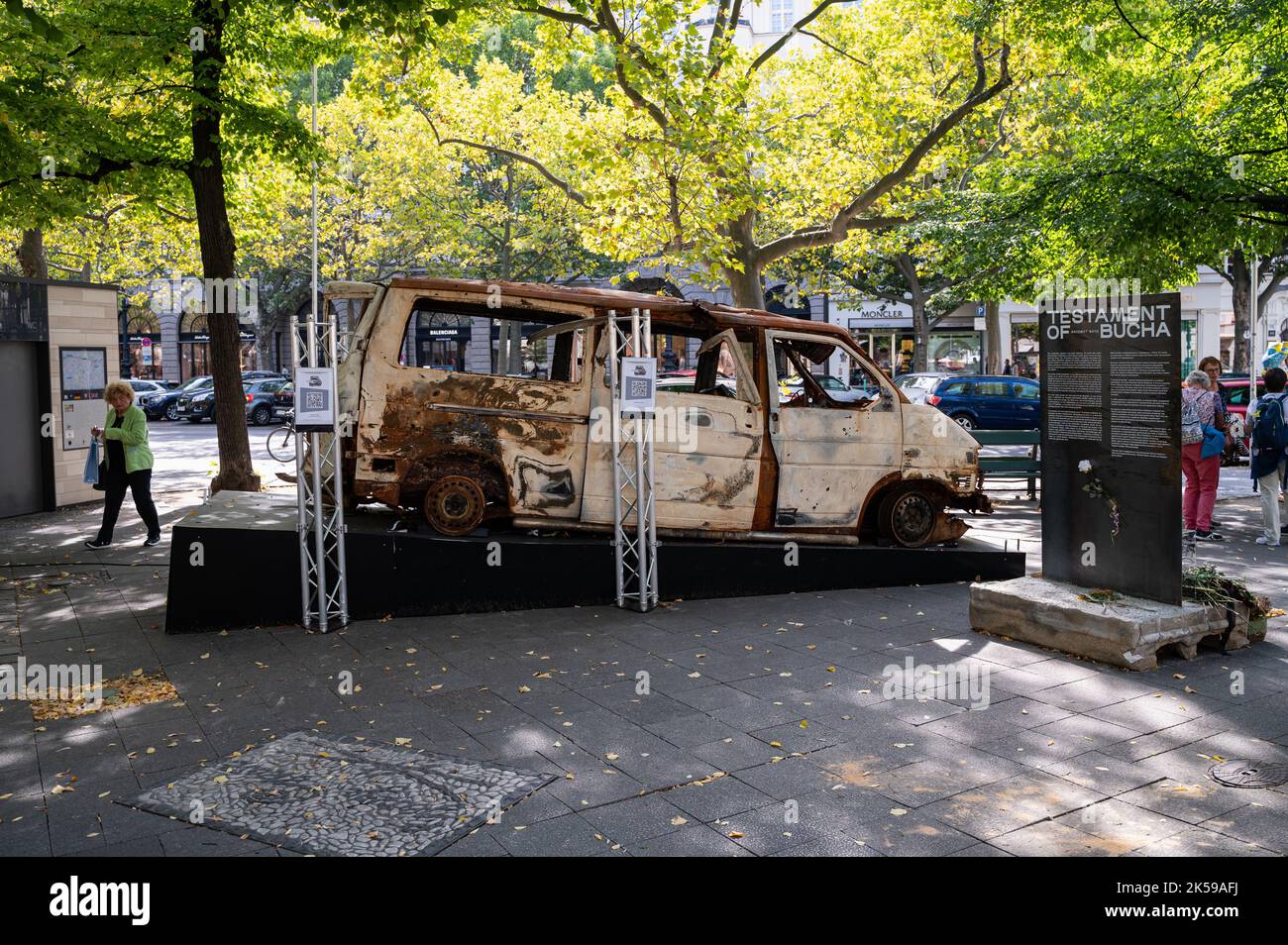 07.09.2022, Deutschland, Berlin - die Ausstellung Testament of Bucha über einen gescheiterten Fluchtversuch aus der ukrainischen Stadt Butscha zeigt einen Schuss und b Stockfoto
