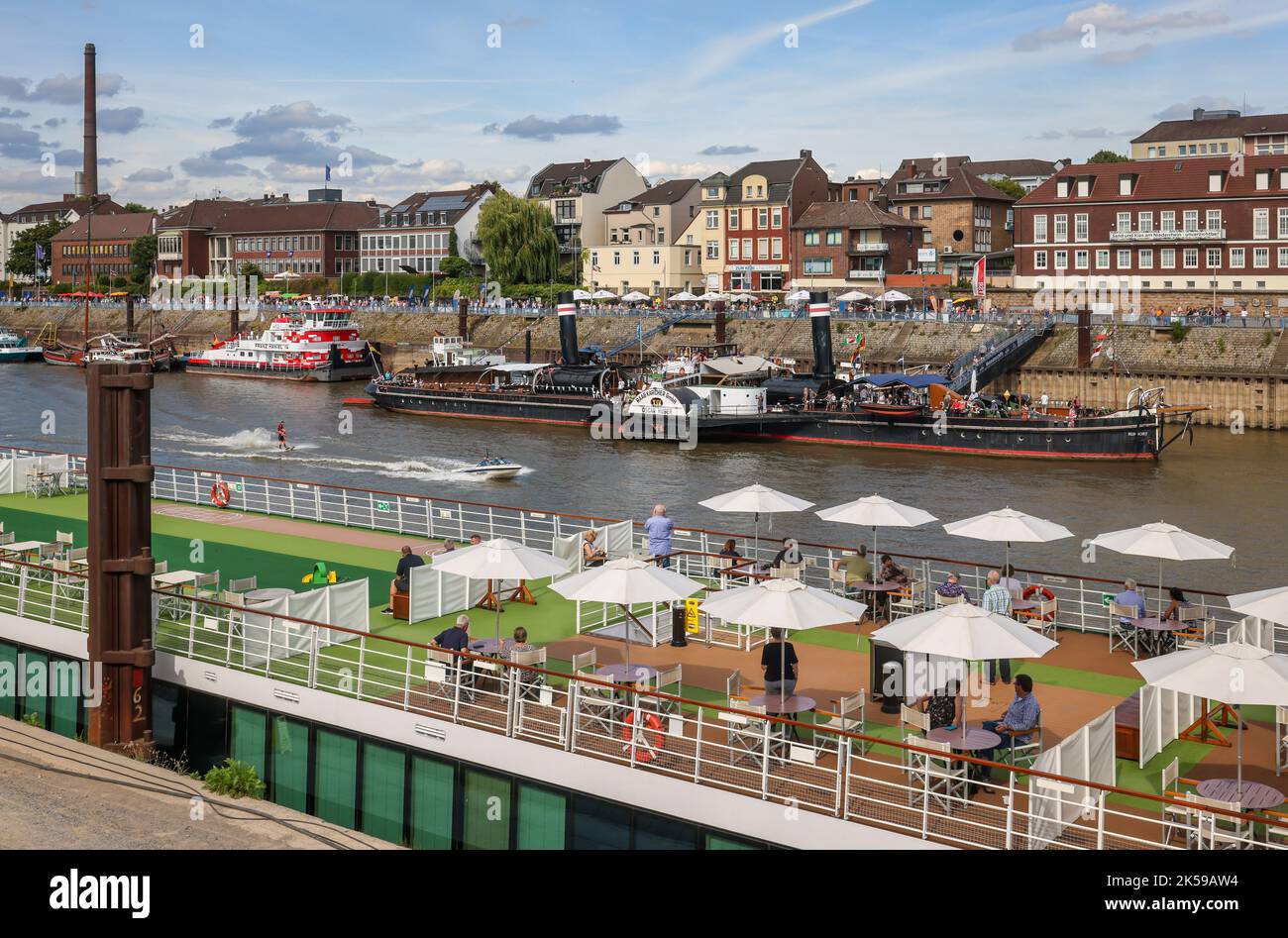 21.08.2022, Deutschland, Nordrhein-Westfalen, Duisburg - Hafenfest in Duisburg Ruhrort, vor einem Flusskreuzfahrtschiff, hinter dem Museumsschiff Oskar Hube Stockfoto