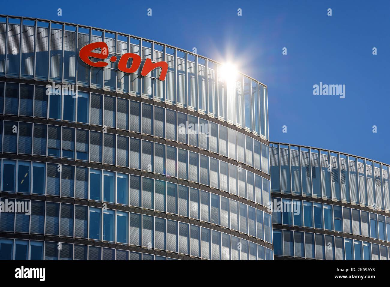 12.09.2022, Deutschland, Nordrhein-Westfalen, Essen - E.ON-Hauptsitz. Firmenlogo an der Fassade des Hauptsitzes. 00X220912D015CAROEX.JPG [MODELL Stockfoto