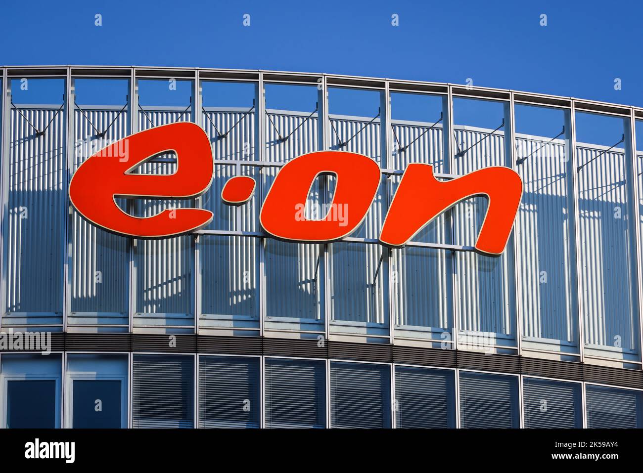 12.09.2022, Deutschland, Nordrhein-Westfalen, Essen - E.ON-Hauptsitz. Firmenlogo an der Fassade des Hauptsitzes. 00X220912D019CAROEX.JPG [MODELL Stockfoto