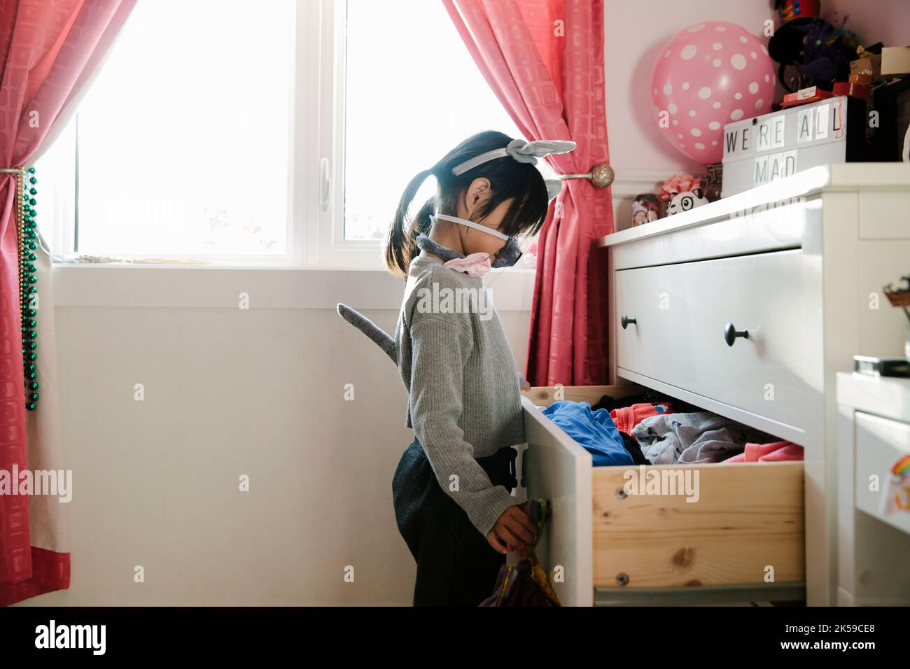 Mädchen aufräumen ihre Schubladen im Schlafzimmer Stockfoto