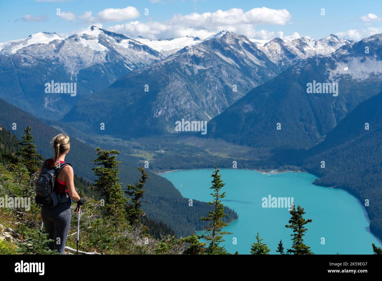 Panoramablick auf die Bergkette um Whistler, British Columbia, und Blick auf Cheakamous Lake vom High Note Trail am Whistler Mountain. Stockfoto