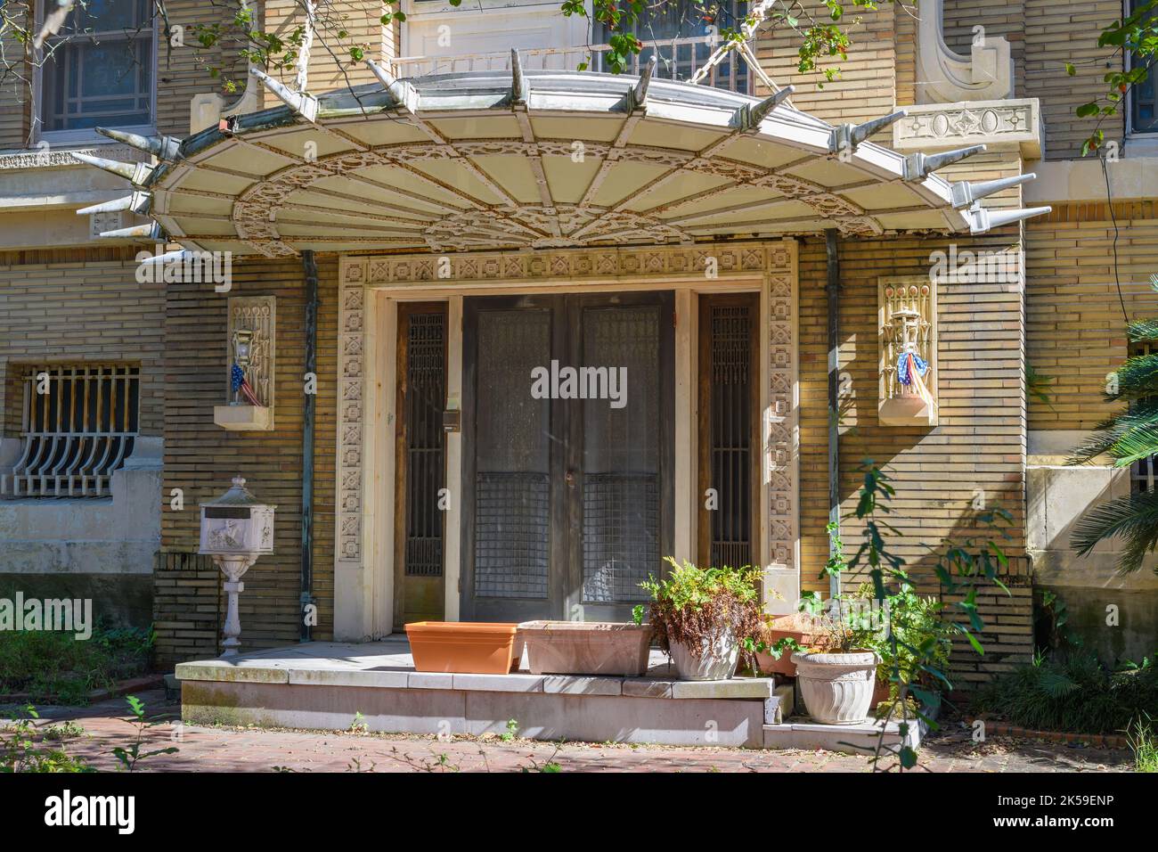 NEW ORLEANS, LA, USA - 1. OKTOBER 2022: Seiteneingang mit Freiheitsstatue-ähnlicher Baldachin des historischen Hauses im Stil der "Rairie" in der Freret Street Stockfoto