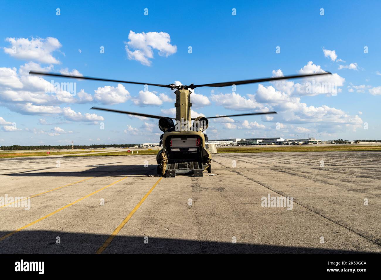 Firma B, 1. Bataillon, 111. Aviation Regiment, Mississippi Army National Guard, lädt vor dem Start am Southwest Florida International Airport, Lee County, Florida, 4. Oktober 2022 einen großen Pick-up-Truck auf einen CH-47. Die 111. wird nach Südflorida eingesetzt, um auf die Verwüstung des Unruhegees Ian zu reagieren. (USA Foto der Armee-Nationalgarde von Sgt. Jovi Prevot) Stockfoto