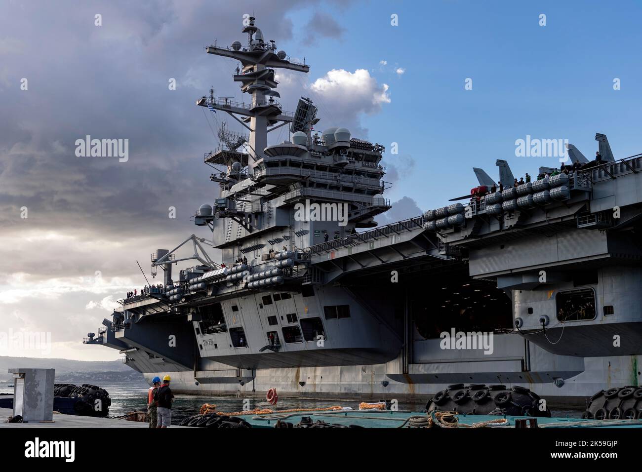 UNTERSTÜTZUNG DER MARINE SOUDA BAY, Griechenland (Okt 06, 2022) die Nimitz-Klasse Flugzeugträger USS George H.W. Bush (CVN 77), zusammen mit dem eingeschifften Personal der Carrier Strike Group 10, kommt am 6. Oktober 2022 zu einem planmäßigen Hafenbesuch in Souda Bay, Kreta, an. The George H.W. Die Bush Carrier Strike Group befindet sich im geplanten Einsatzgebiet der US Naval Forces Europe, das von der Sechsten Flotte der USA eingesetzt wird, um die Interessen der USA, der Alliierten und der Partner zu verteidigen. NSA Souda Bay ist eine operationelle Landinstallation, die es den US-amerikanischen, alliierten, Koalitions- und Partnernationstruppen ermöglicht und unterstützt, die Sicherheit zu wahren Stockfoto