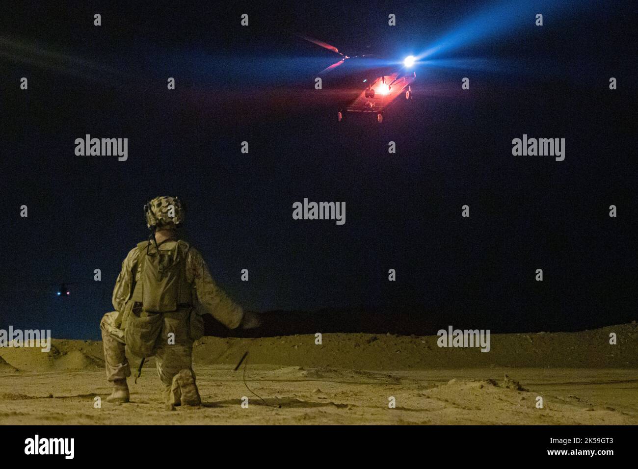 Ein US Marine mit India Company, 3. Bataillon, 5. Marine Regiment, führt in einem CH-57 Chinook Hubschrauber mit der Präsidentengarde der Vereinigten Arabischen Emirate zur Landung während der Übung Intrepid Maven 22,4 in den Vereinigten Arabischen Emiraten, 26. September 2022. Intrepid Maven ist eine bilaterale Übung zwischen US- und VAE-Streitkräften, um unsere Beziehungen zu alliierten Nationen im Einsatzgebiet von CENTCOM zu trainieren und zu stärken. (USA Marine Corps Foto von Sgt. Dylan Chagnon) Stockfoto