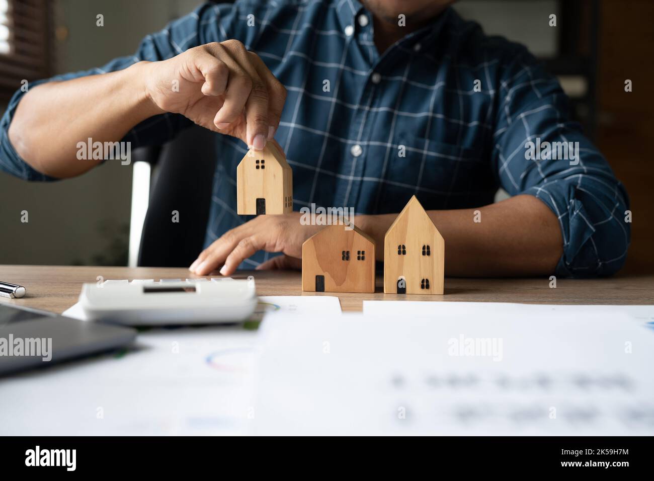 Immobilienmakler, Holding Holzhaus Modell in männlichen Händen. Finanzkredit Konzept Stockfoto